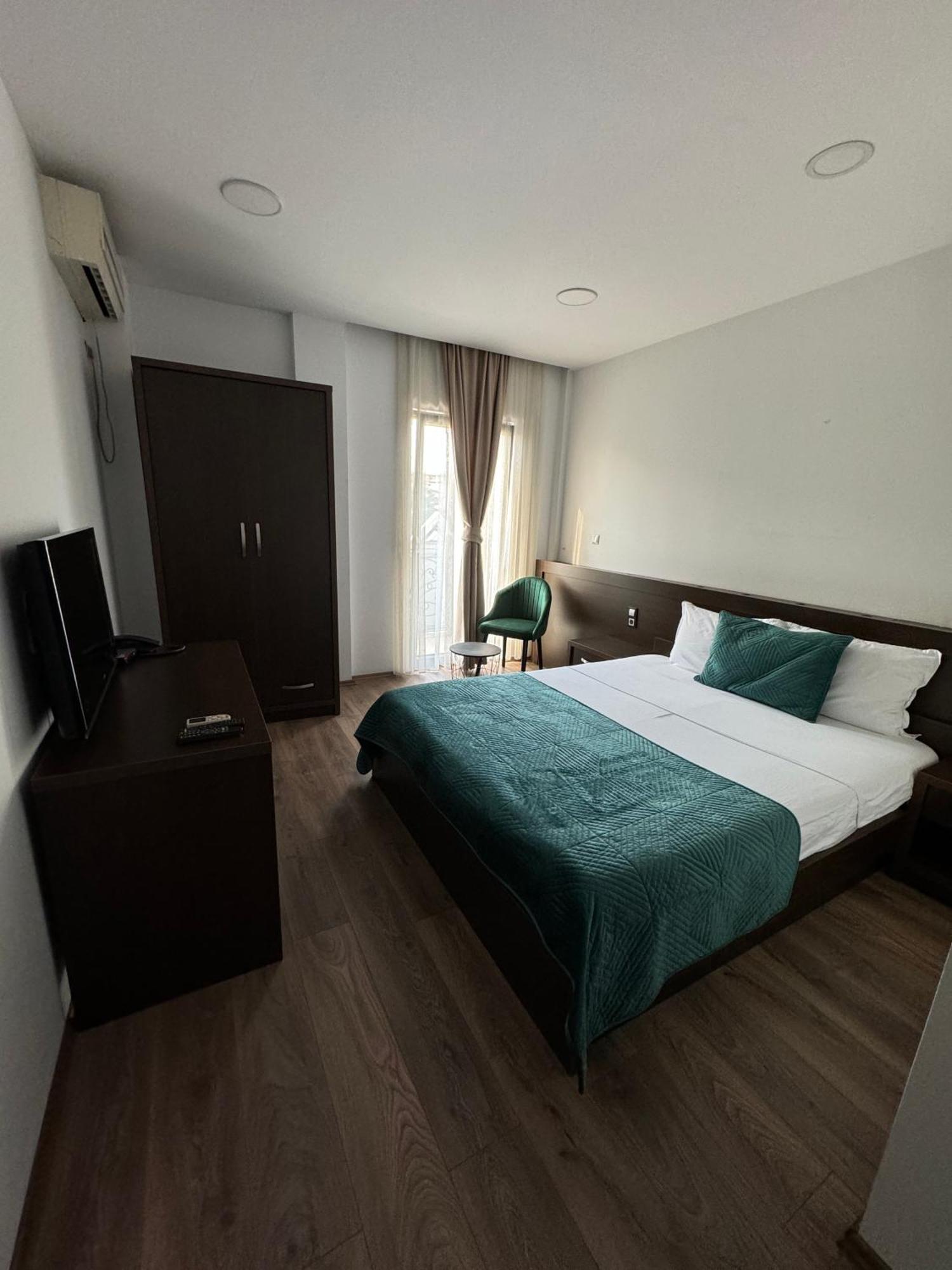 Hotel Real Pristina Exterior foto